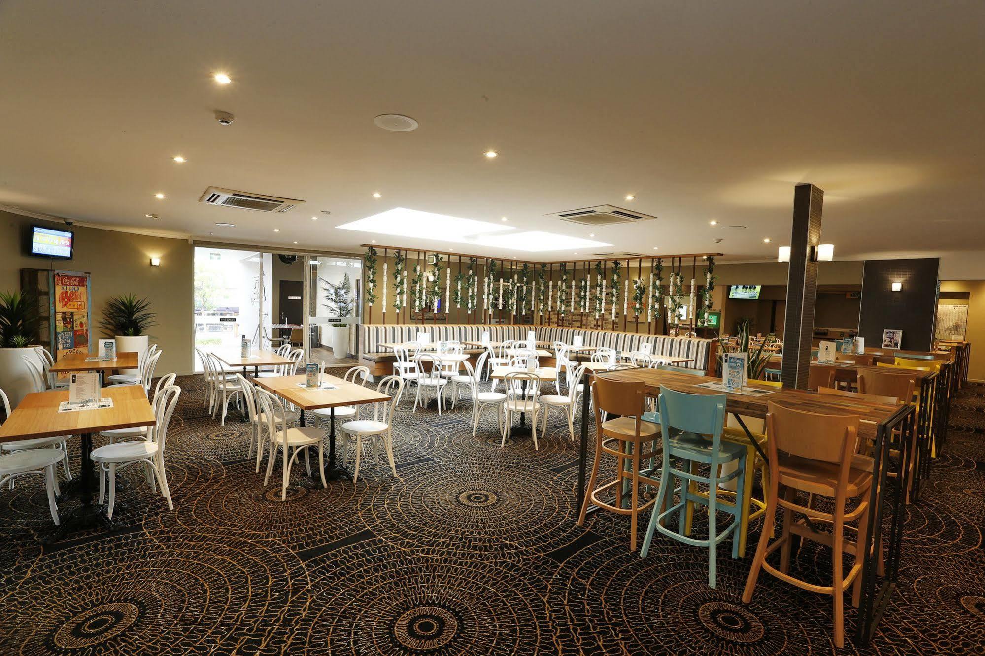 The Lakes Hotel Entrance Екстериор снимка