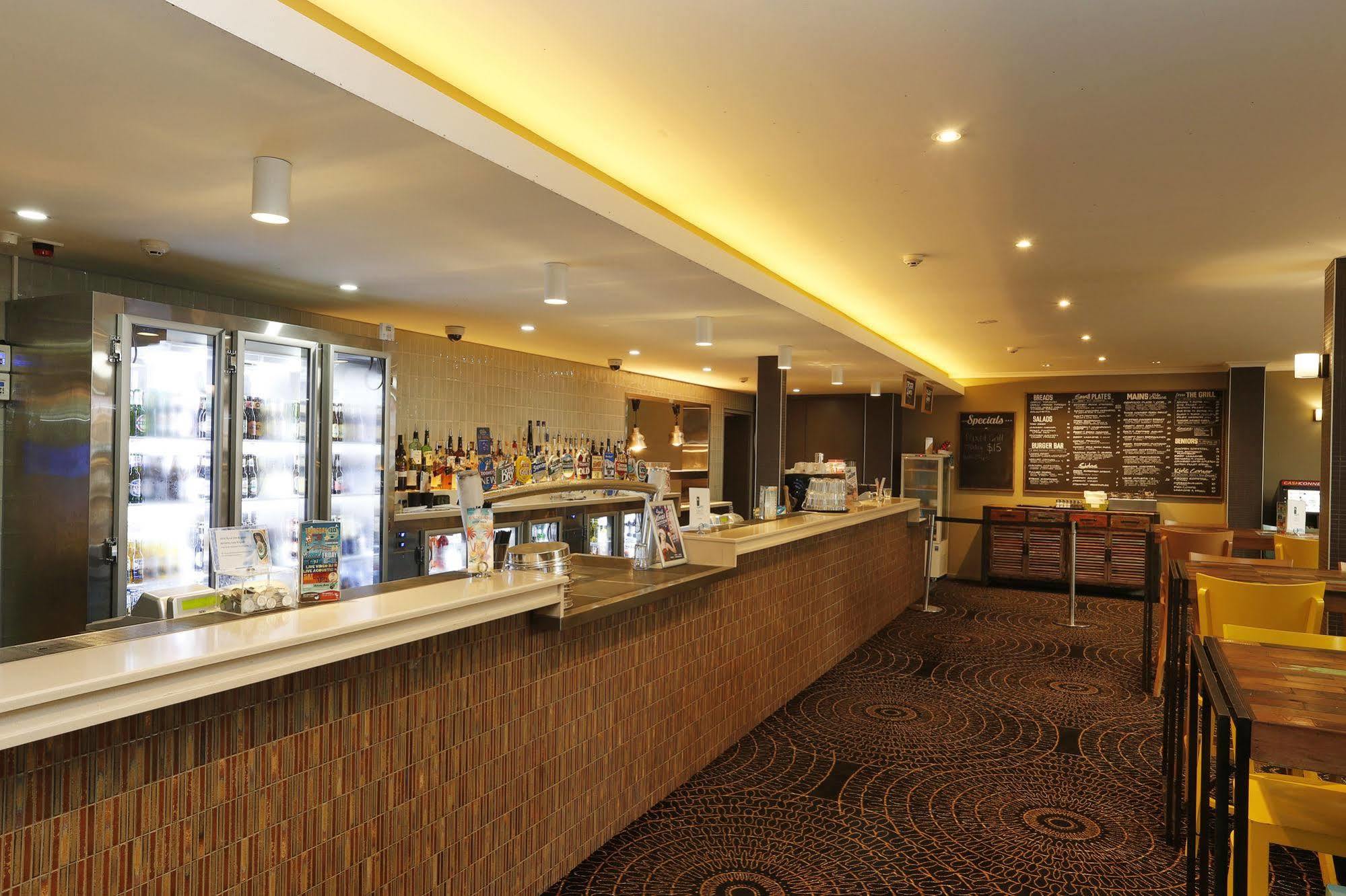 The Lakes Hotel Entrance Екстериор снимка