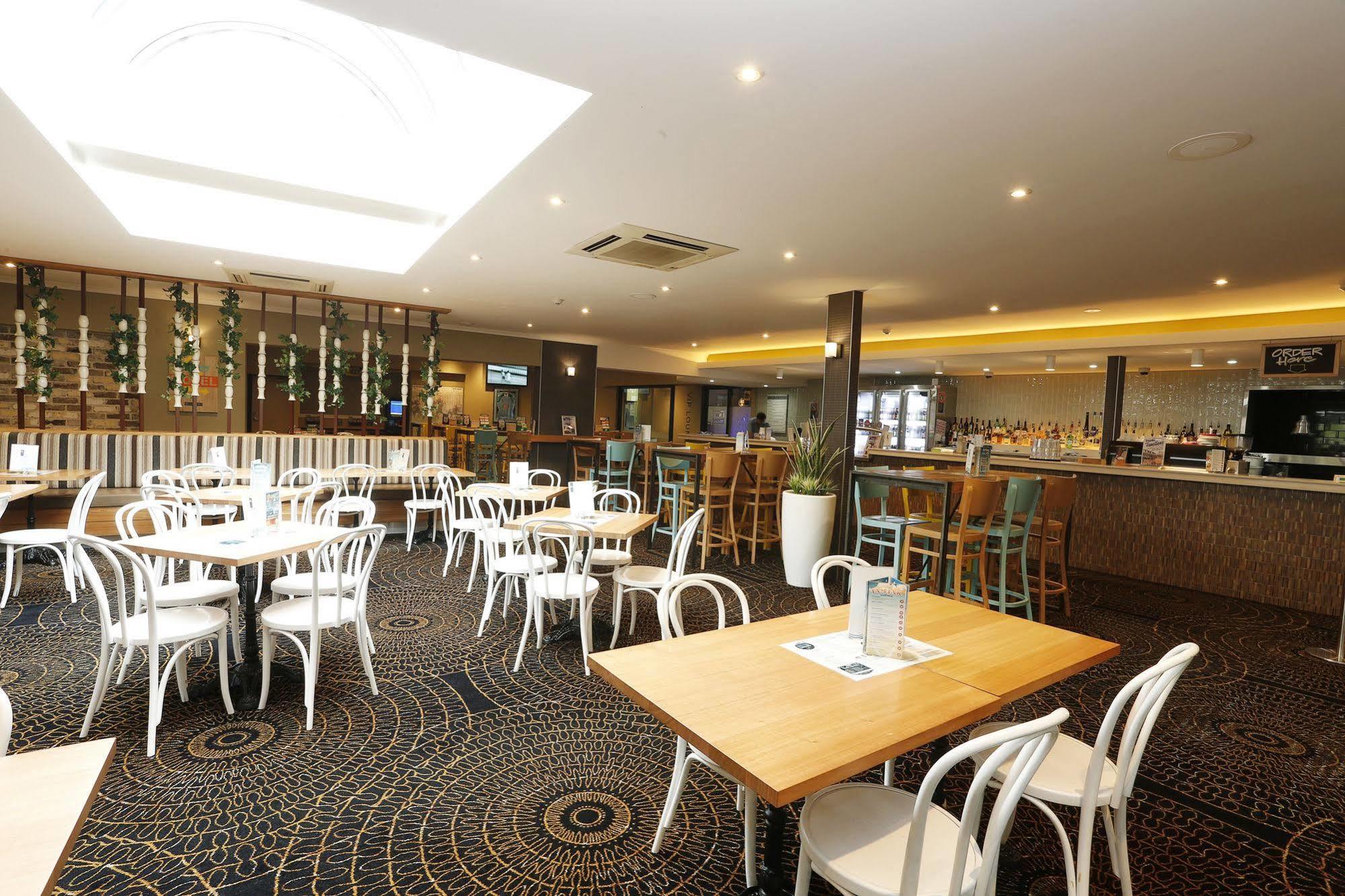 The Lakes Hotel Entrance Екстериор снимка