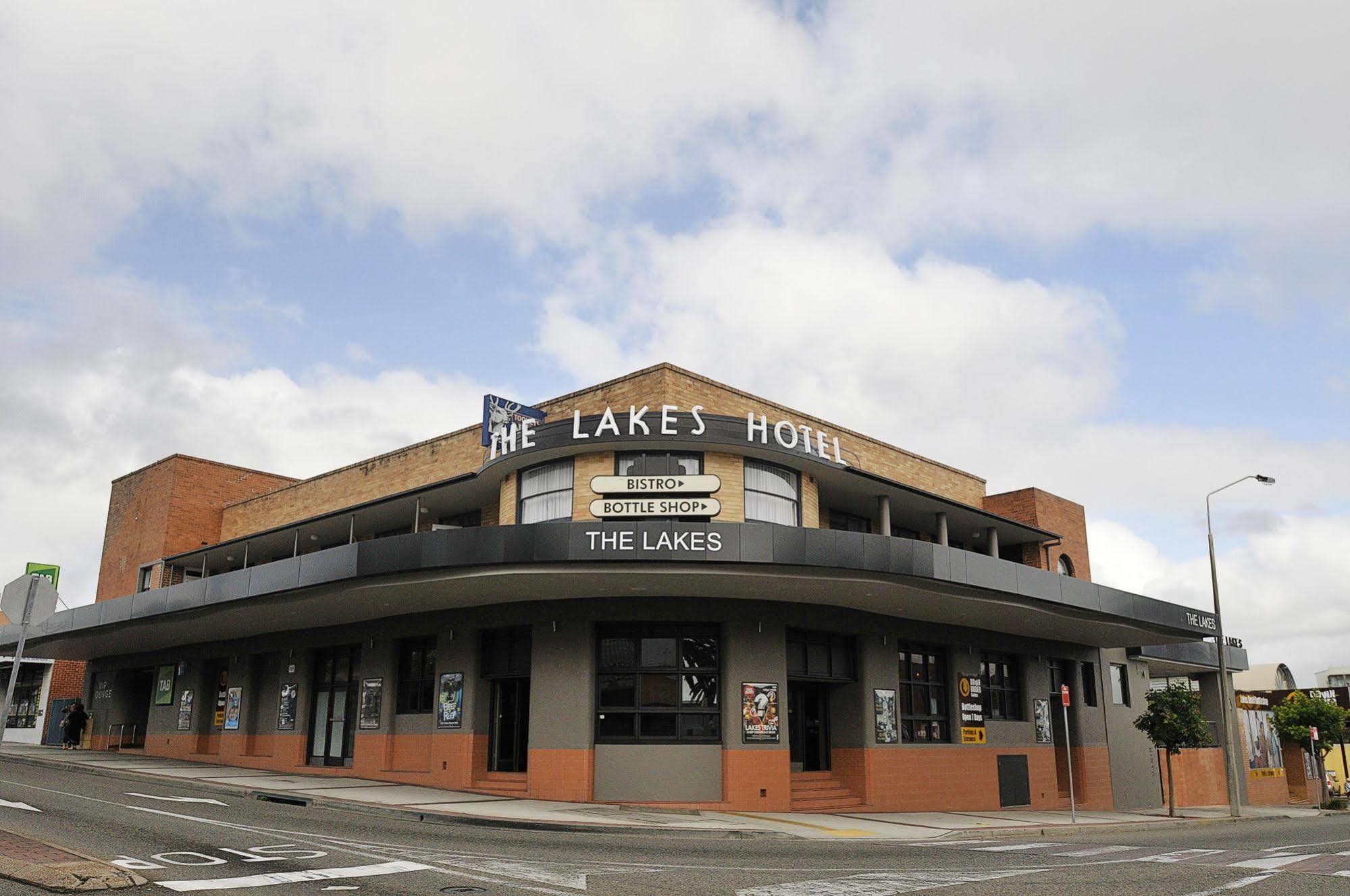 The Lakes Hotel Entrance Екстериор снимка